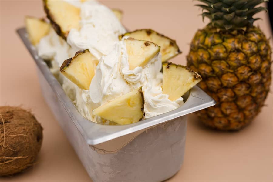 Propozycja podania lodów ananasowych w kuwecie - manufaktura lodów rzemieślniczych Sweetlód