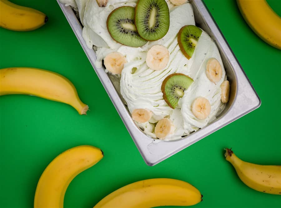 Propozycja podania lodów rzemieślniczych o smaku banana i kiwi - hurtownia Sweetlod